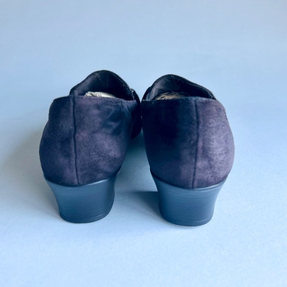 Munro American Brown Suede Genuine Leather Heels size 8, rubber outsole. - Picture 9 of 14